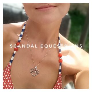 Koňákem se nestáváš, koňákem se rodíš 🧡🦄. Jediná příjemná ne💗moc na celý život. Dnes jsem zvolila stříbrný náhrdelník...